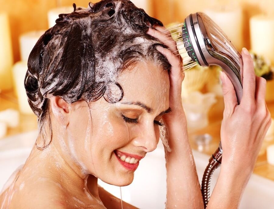 In psoriasis of the scalp it is necessary to wash with a healing shampoo